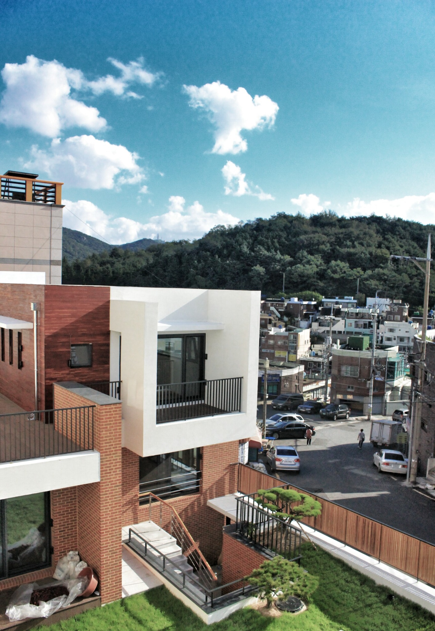 경사지 마을과 어우러진 남구 문현힐 단독주택